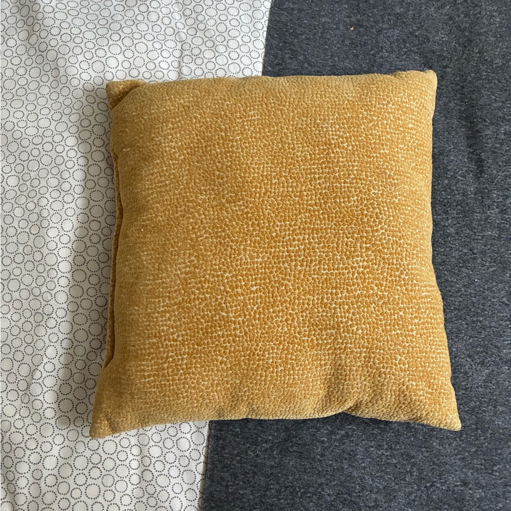 10/25$ 🧁 Cozy Mustard Yellow Throw Pillow